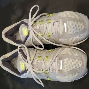 Nike Vomero 7 in grey and neon yellow